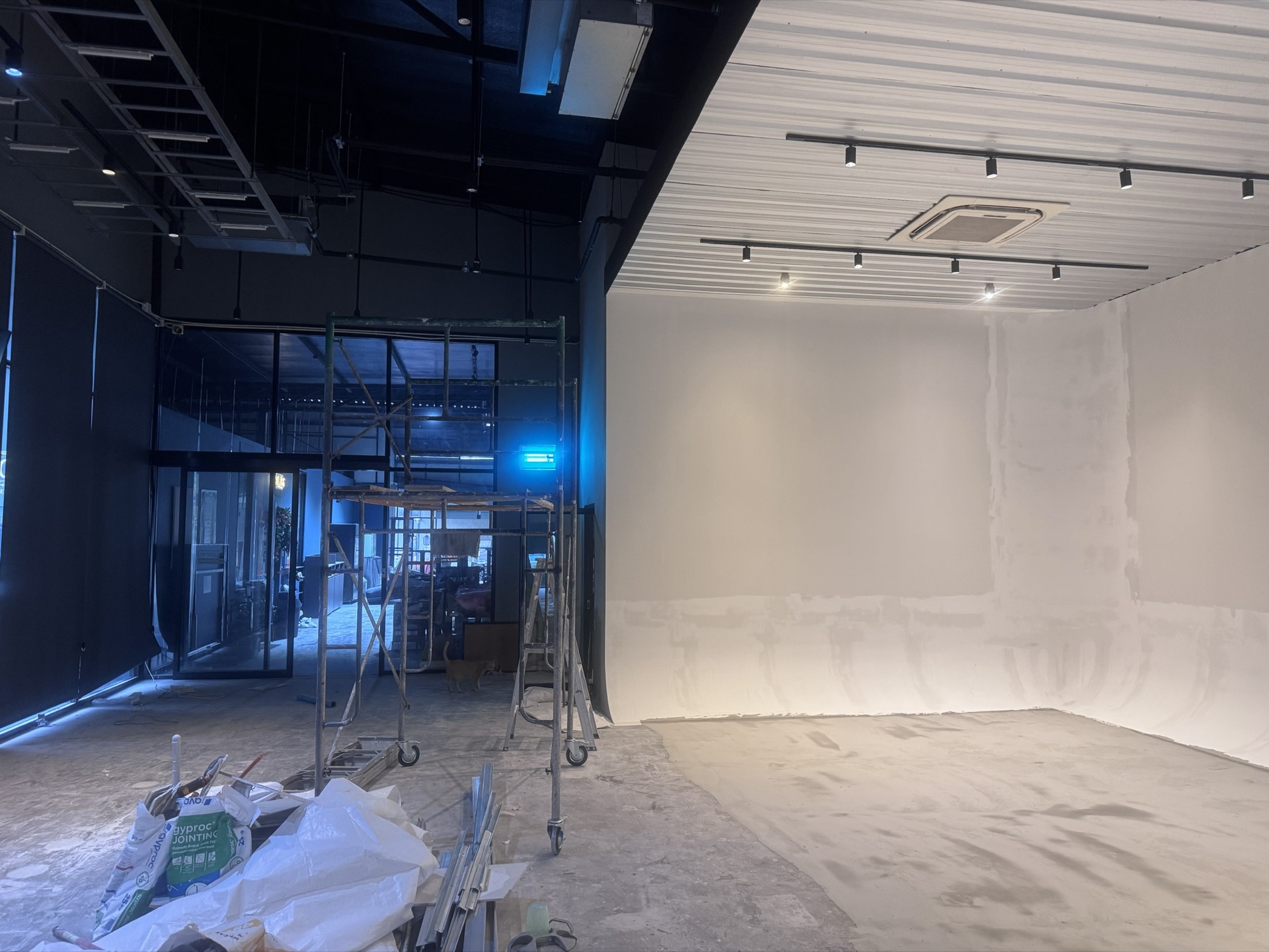 ส่วนโค้งมุมของ white cyclorama