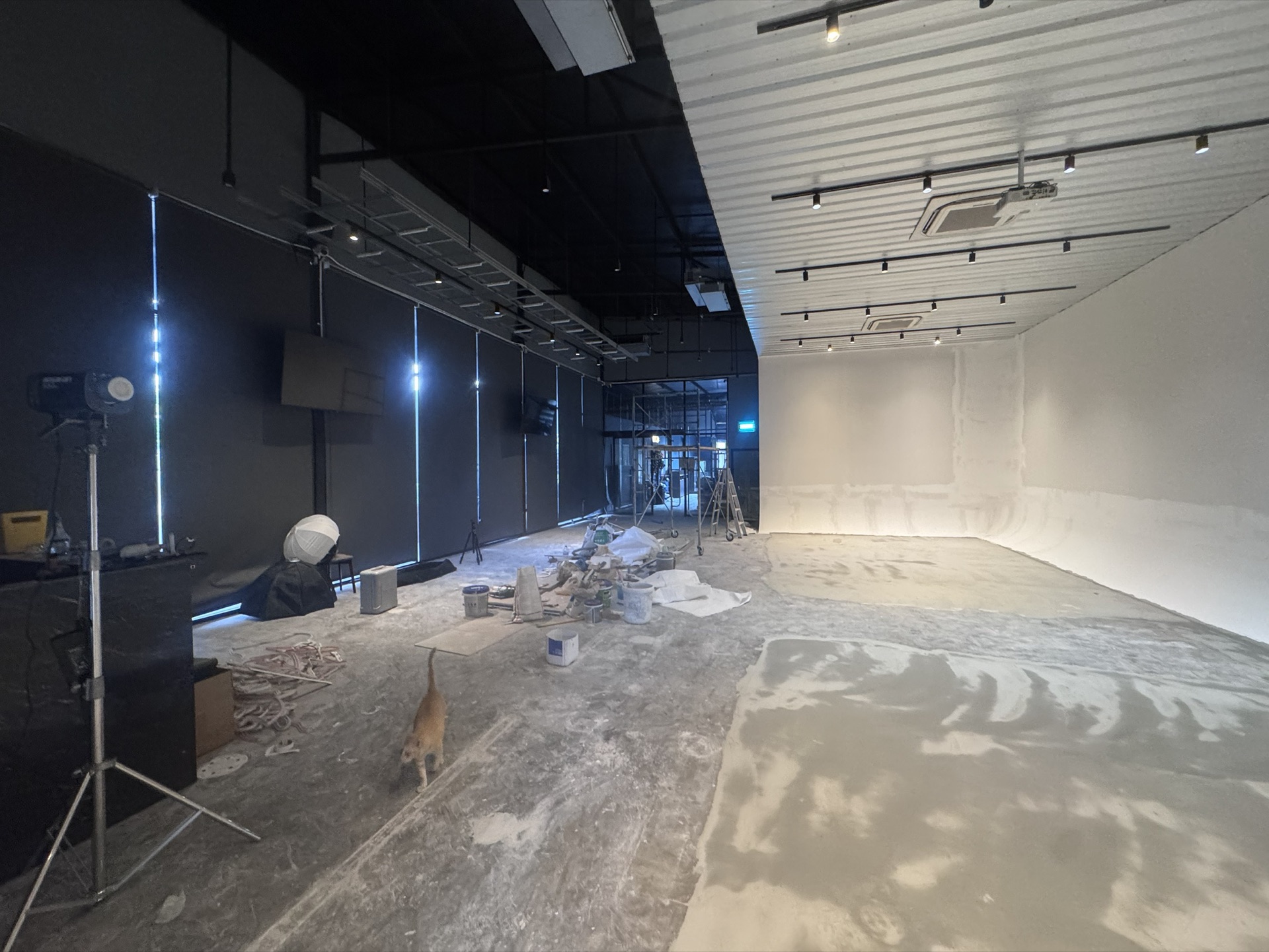 พื้นที่สตูดิโอไซโคลรามาสีขาวขนาดใหญ่ของ MDC Studio